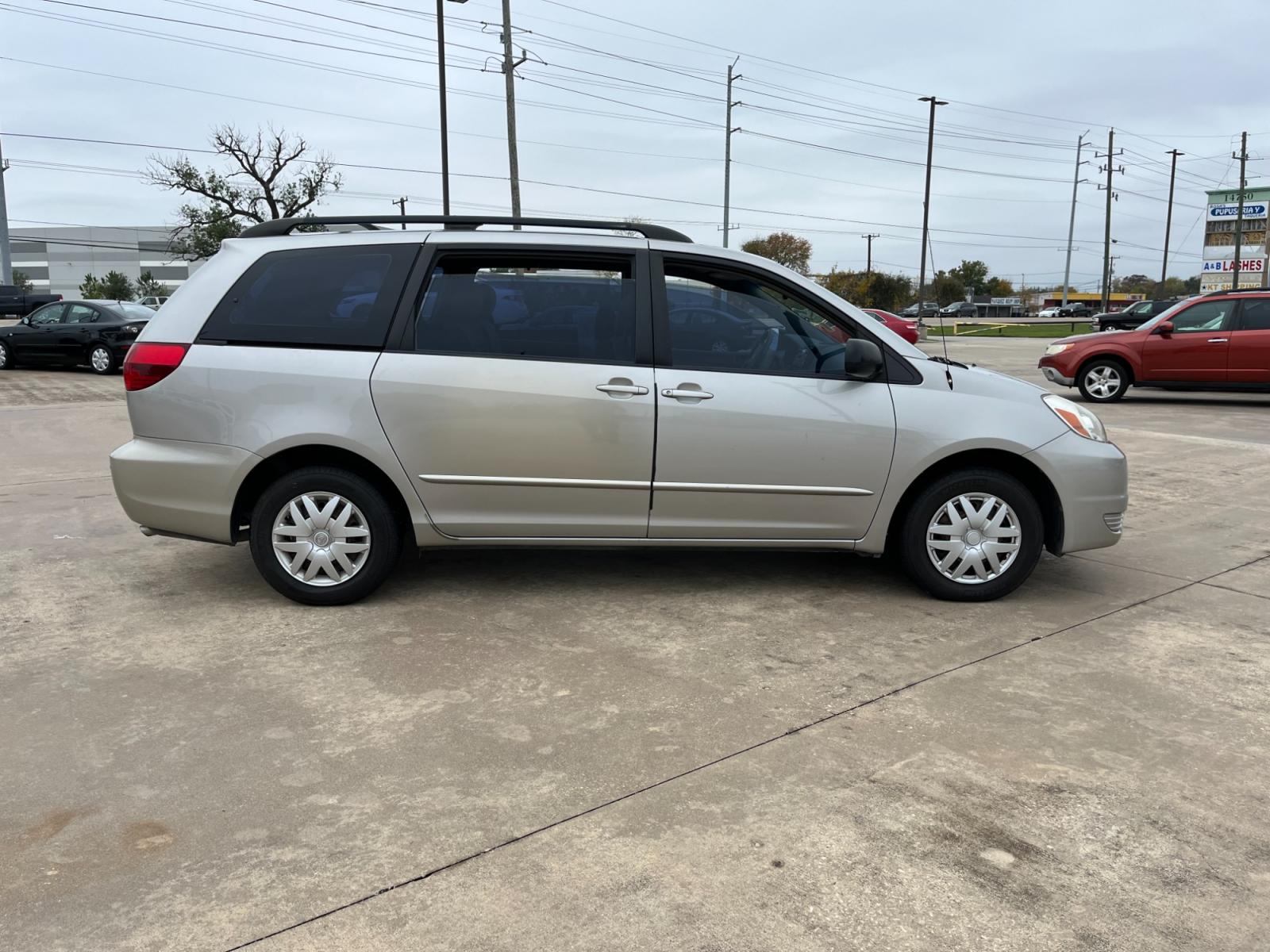 2005 SILVER /gray Toyota Sienna LE - 7 Passenger Seating (5TDZA23C75S) with an 3.3L V6 DOHC 24V engine, 5-Speed Automatic Overdrive transmission, located at 14700 Tomball Parkway 249, Houston, TX, 77086, (281) 444-2200, 29.928619, -95.504074 - Photo #7